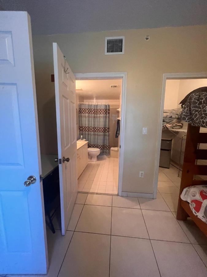 Master Room In Apartment Davie Exterior foto