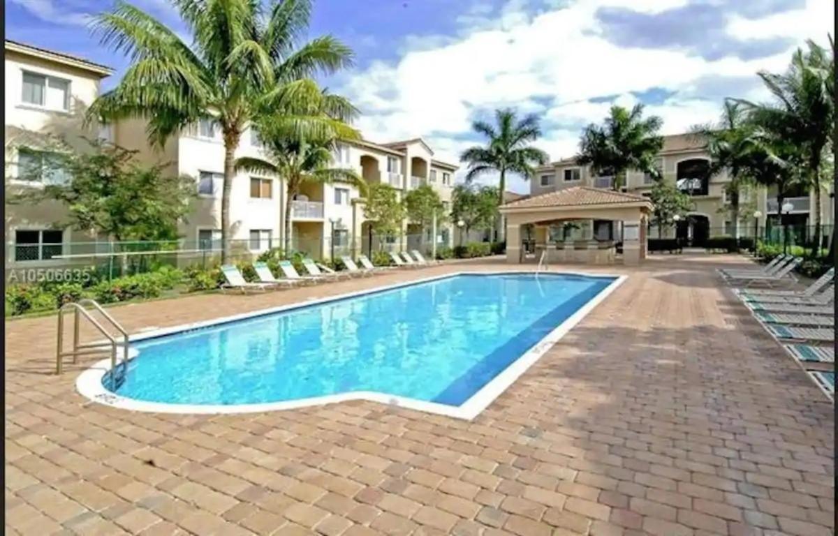 Master Room In Apartment Davie Exterior foto